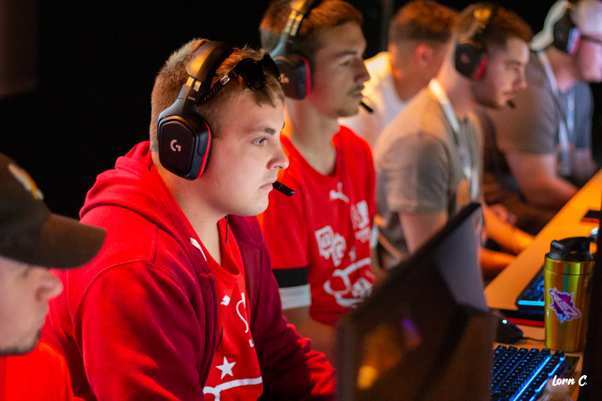 Joueurs concentrés pendant une compétition esport à Verdun
