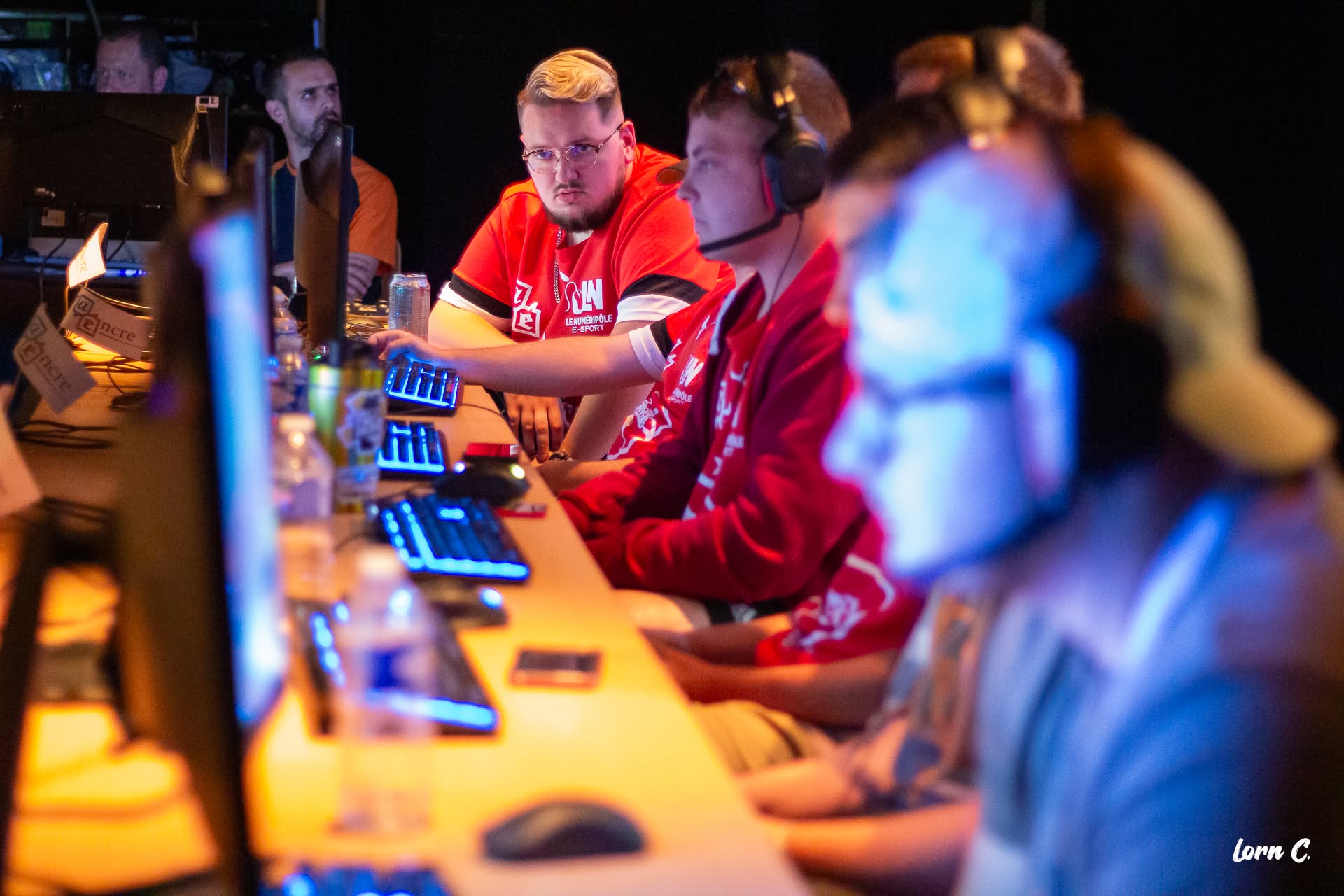 Équipe réunie devant les écrans de jeu