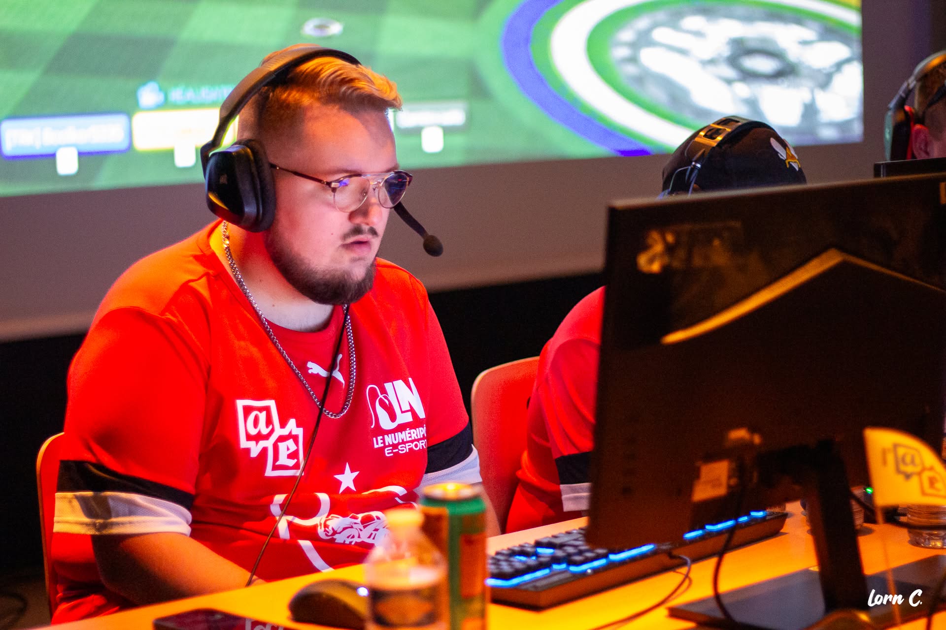 Joueur en plein match sur la scène